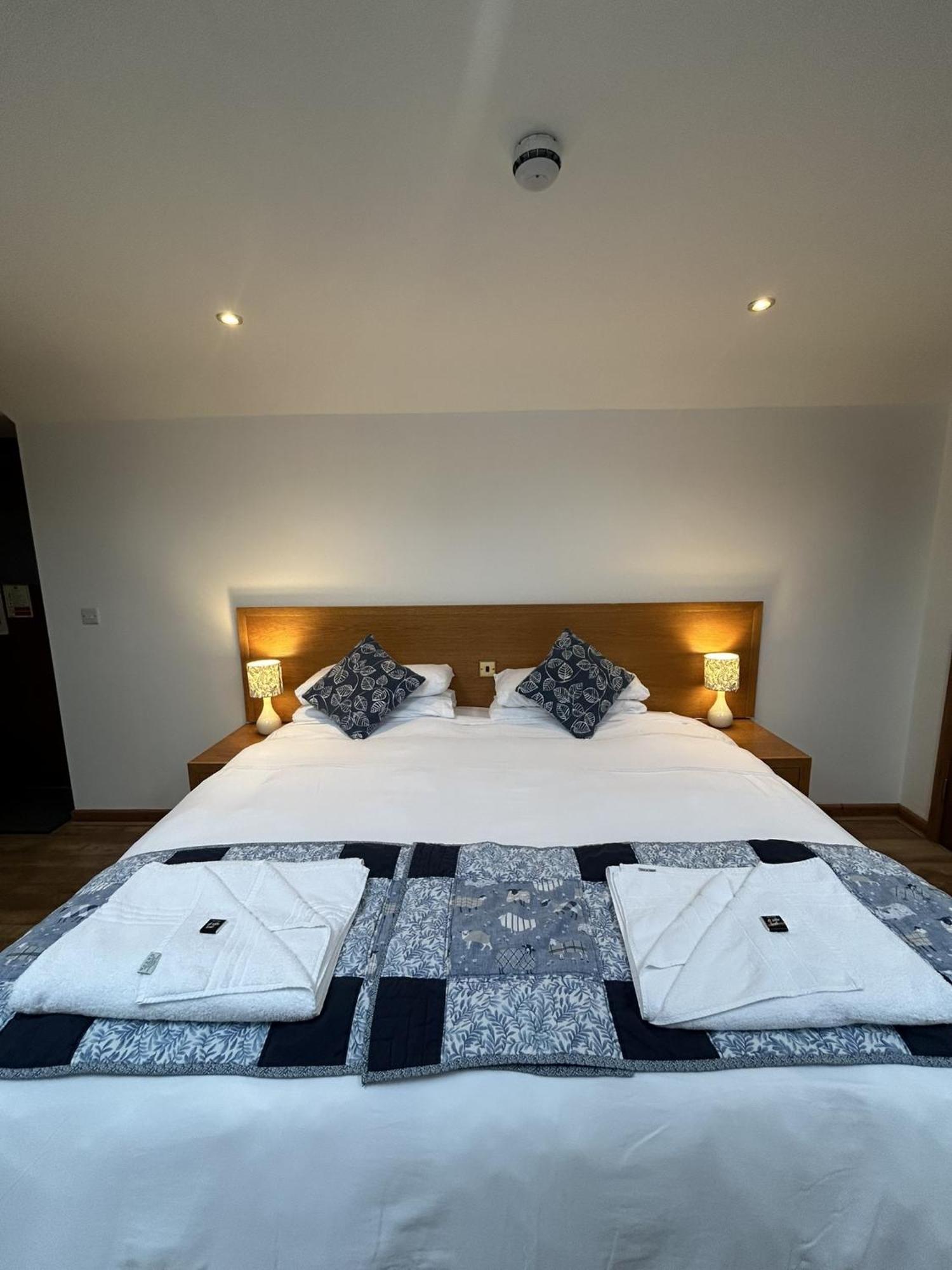 Hotel The Golden Fleece Chard Exteriér fotografie